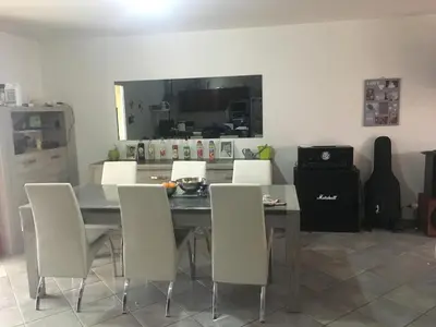 Cuisine ou kitchenette dans l'établissement MAISON PRIVÉE AVEC PISCINe
