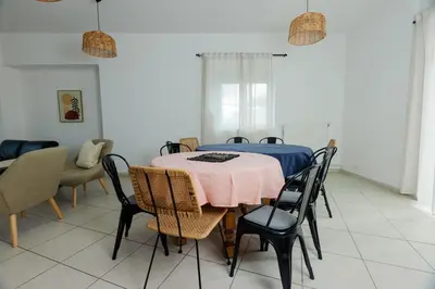 Coin salon dans l'établissement Maison avec jacuzzi