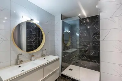 Salle de bains dans l'établissement Le Collonges - Spacieux Pied à Terre proche Lyon