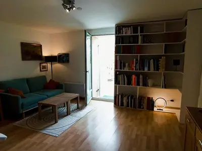 Bibliothèque dans l'appartement