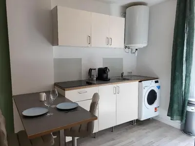 Cuisine ou kitchenette dans l'établissement Rénové, calme, Parking gratuit