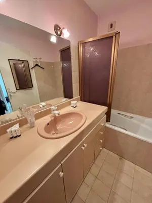 Salle de bains dans l'établissement 2 chambres, garage voiture, résidence calme