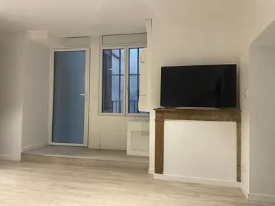 Télévision ou salle de divertissement dans l'établissement Un charmant appartement bien équipé