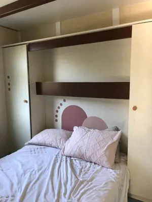 Un ou plusieurs lits dans un hébergement de l'établissement Chalet familial style Bali dans camping avec piscine