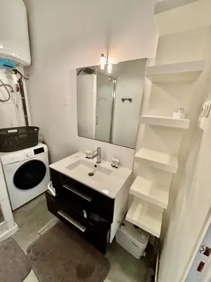 Salle de bains dans l'établissement Beautiful Renovated Apartment, Internet, Tram