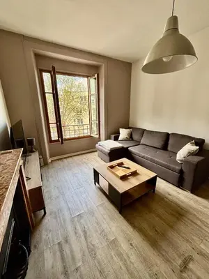 Coin salon dans l'établissement Beautiful Renovated Apartment, Internet, Tram