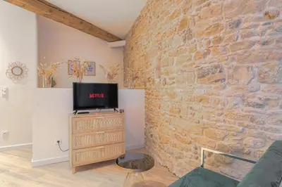 Télévision ou salle de divertissement dans l'établissement Caractère et Charmant à Hôtel de Ville