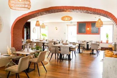 Restaurant ou autre lieu de restauration dans l'établissement Hôtel des Lys