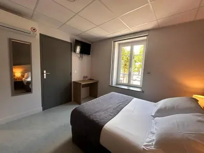 Un ou plusieurs lits dans un hébergement de l'établissement Hôtel des Lys