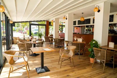 Restaurant ou autre lieu de restauration dans l'établissement Hôtel des Lys