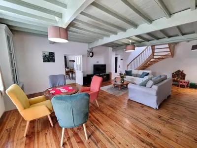 Coin salon dans l'établissement Gîte spacieux avec spa et jardin pour 10 personnes - FR-1-496-358