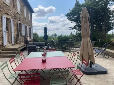 Balcon ou terrasse dans l'établissement Maison en pierre avec vue imprenable dans le parc naturel du Pilat