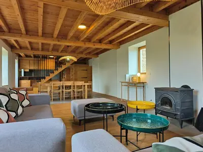 Coin salon dans l'établissement Maison en pierre avec vue imprenable dans le parc naturel du Pilat