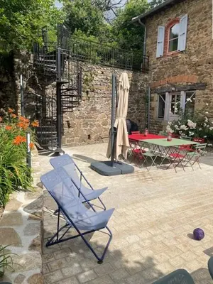 Jardin de l'établissement Maison en pierre avec vue imprenable dans le parc naturel du Pilat