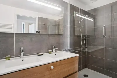 Salle de bains dans l'établissement Magnifique appartement 70m2 Confluence - Vue panoramique avec Parking Privé