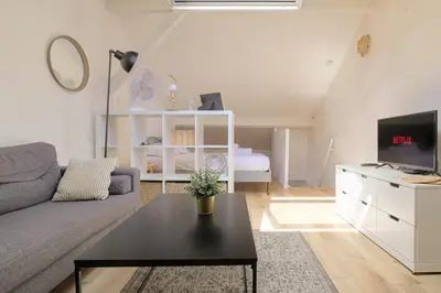 Télévision ou salle de divertissement dans l'établissement Cosy et Calme proche Part-Dieu