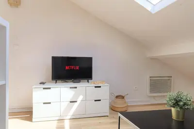 Télévision ou salle de divertissement dans l'établissement Cosy et Calme proche Part-Dieu