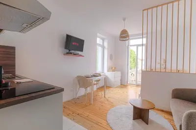 Télévision ou salle de divertissement dans l'établissement Design et Cosy à 10 mins métro Gratte-Ciel