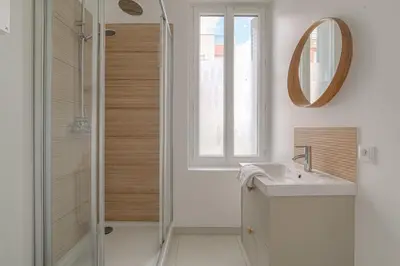 Salle de bains dans l'établissement Design et Cosy à 10 mins métro Gratte-Ciel