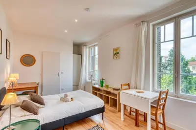 Un ou plusieurs lits dans un hébergement de l'établissement La Suite Urbaine - Grand studio - proche métro B