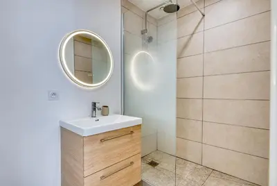 Salle de bains dans l'établissement L'Escapade en sable doré - T3 - Montluel