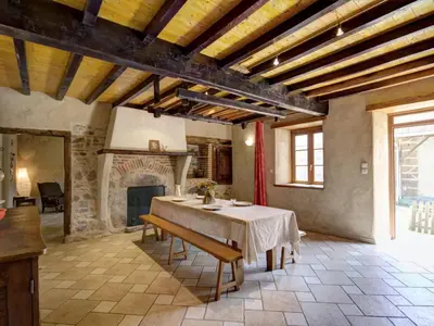 Coin salon dans l'établissement Maison de charme avec terrasse et jardin, enfants et animaux acceptés - FR-1-496-361