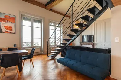 Coin salon dans l'établissement Smartstay - Vue panoramique sur Lyon et la saone