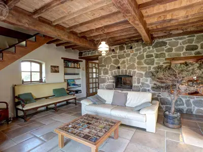 Coin salon dans l'établissement Domaine de Campagne : Grands Gîtes avec Piscine, Spa, Animaux Bienvenus - FR-1-496-364