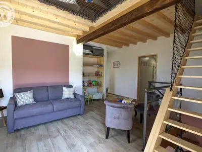 Coin salon dans l'établissement Gîte familial avec fibre, au calme des Monts du Lyonnais - FR-1-496-367