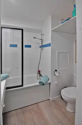 Salle de bains dans l'établissement Petit cocon à Charpennes