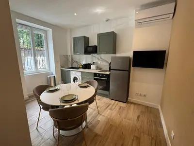 Cuisine ou kitchenette dans l'établissement Natural chic-T2 carré de soie -Medipôle- Astroballe