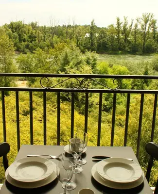 Balcon ou terrasse dans l'établissement LE STARLIGHT Studio douillet vue panoramique rivière d'Ain