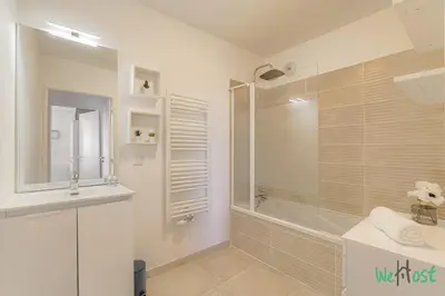 Salle de bains dans l'établissement Confort et tranquillité à Dardilly