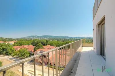 Balcon ou terrasse dans l'établissement Confort et tranquillité à Dardilly