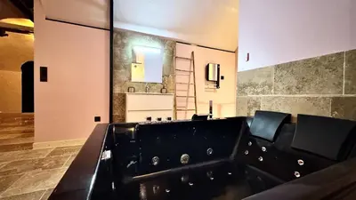 Salle de bains dans l'établissement Love room spa luxe sensoriel