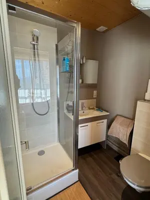 Salle de bains dans l'établissement La Pierre et la Vigne