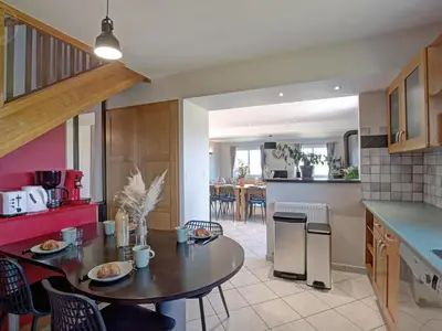 Cuisine ou kitchenette dans l'établissement Gîte spacieux pour 12 avec jardin privé et spa à Chevrières - FR-1-496-354