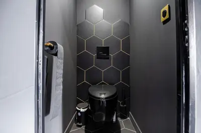 Salle de bains dans l'établissement Suite Balneo Hammam Noire et Or