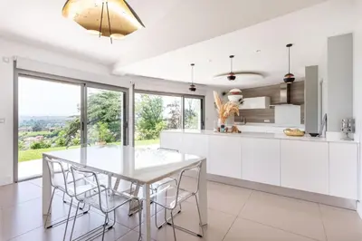 Cuisine ou kitchenette dans l'établissement Le Lavoir - Bright and comfortable single-storey family home