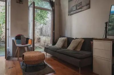 Coin salon dans l'établissement Appartement cosy 38 m2 avec jardin de 21 m2