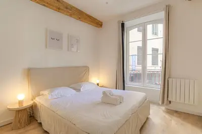 Un ou plusieurs lits dans un hébergement de l'établissement Charmant et Chaleureux à Hôtel de Ville