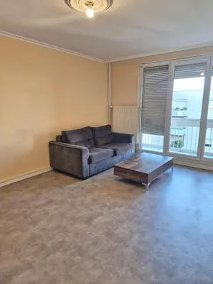 Coin salon dans l'établissement Apartment 2 minutes from Groupama
