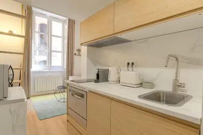 Cuisine ou kitchenette dans l'établissement Cosy et Atypique duplex 10min Hôtel de Ville
