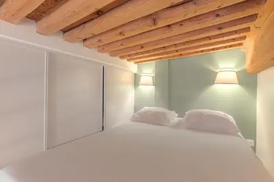 Un ou plusieurs lits dans un hébergement de l'établissement Cosy et Atypique duplex 10min Hôtel de Ville
