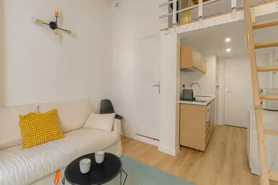 Cuisine ou kitchenette dans l'établissement Cosy et Atypique duplex 10min Hôtel de Ville