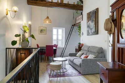 Coin salon dans l'établissement Appartement d'Artiste au cœur des ruelles médiévales