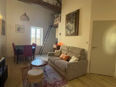 Coin salon dans l'établissement Appartement d'Artiste au cœur des ruelles médiévales