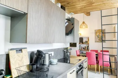 Coin salon dans l'établissement Appartement d'Artiste au cœur des ruelles médiévales