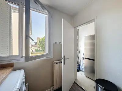 Cuisine ou kitchenette dans l'établissement Le Cosy Genin - 3 Chambres Bureaux Parking