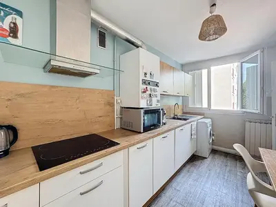Cuisine ou kitchenette dans l'établissement Le Cosy Genin - 3 Chambres Bureaux Parking
